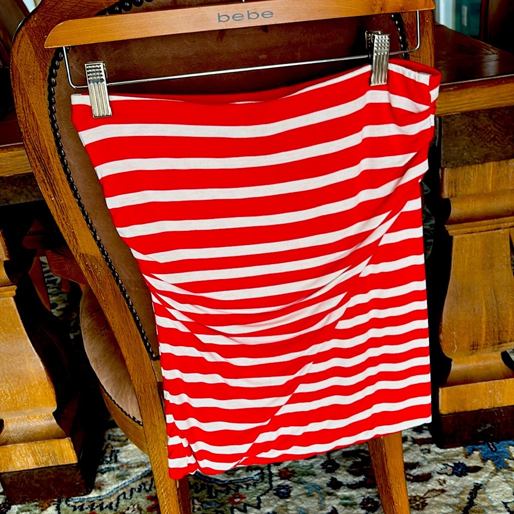 Tube top by Cabi size S. Red and White stripes.
Rouching on both sides.